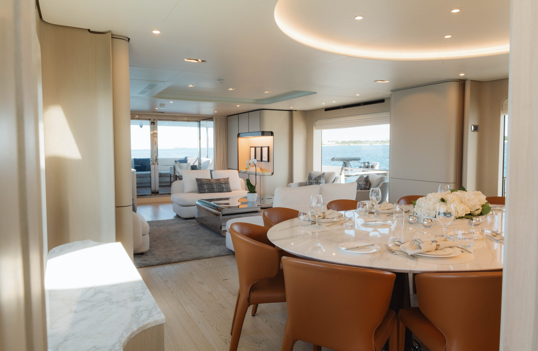 Open-plan dining and saloon