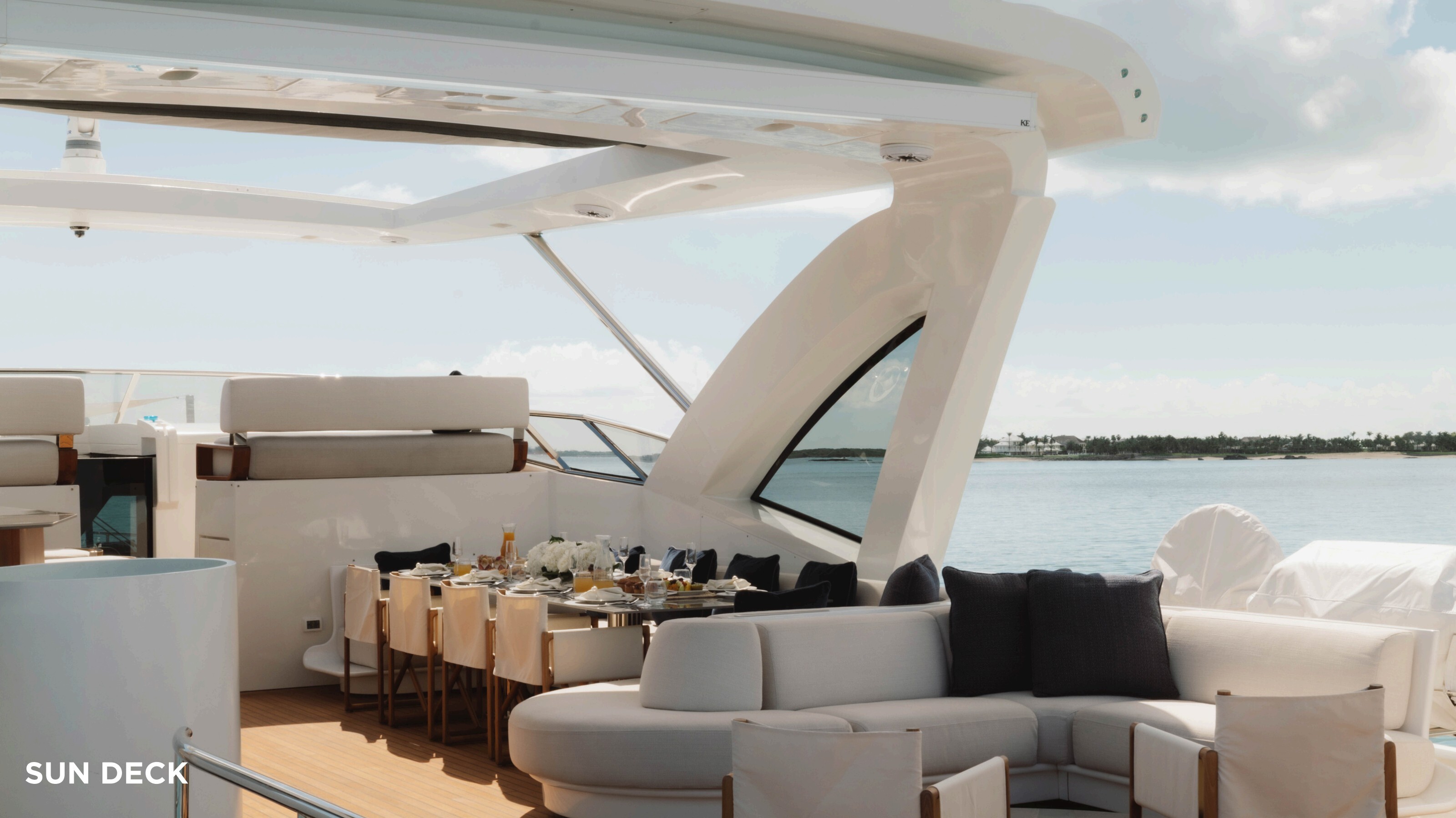 Sun deck dining